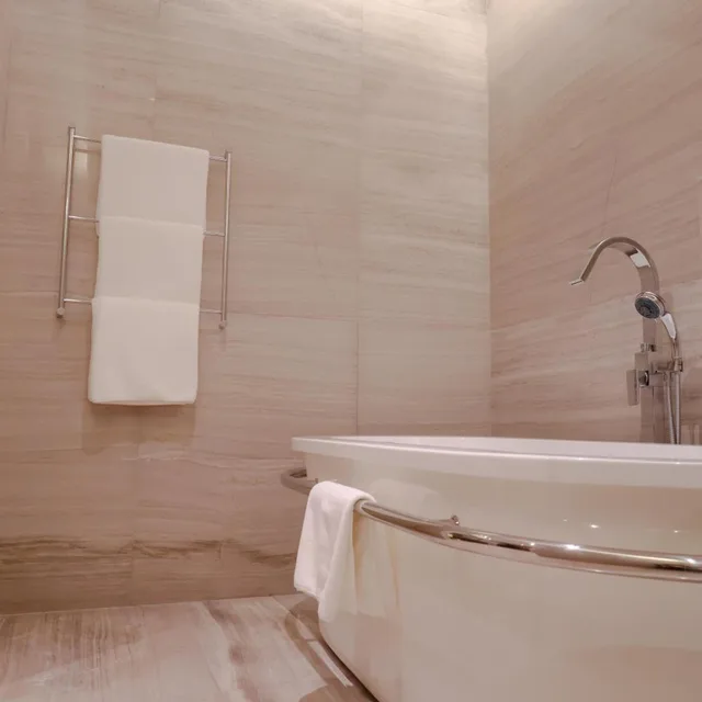 جناح، Hotel Grandis 4/5