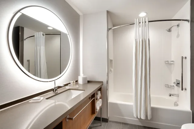 غرفة قياسية بسريرين كوين، Courtyard by Marriott Ames 2/3