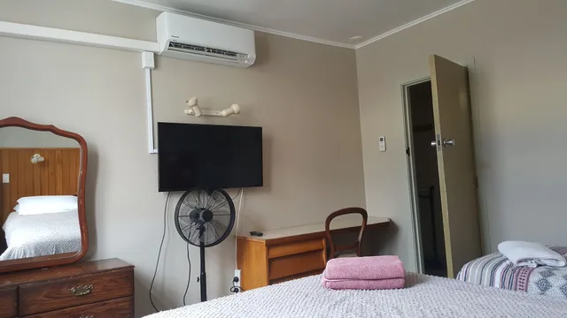 Suite, 1 Double and 1 Single Bed, Queen Bed, Annex, Ariki Backpackers 9/10
