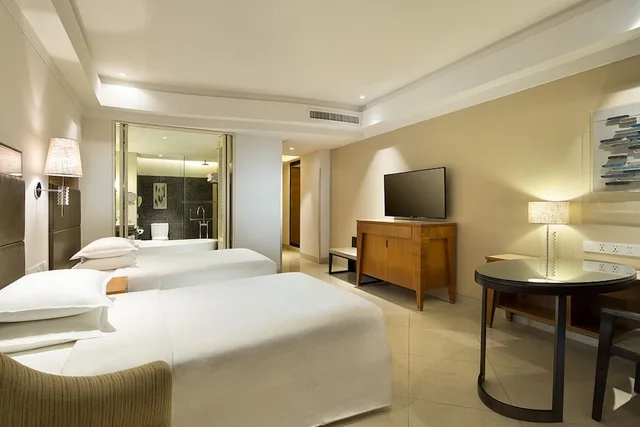 غرفة سوبيريور بسريرين منفصلين بإطلالة على البحر، Sheraton Haikou Hotel 1/3