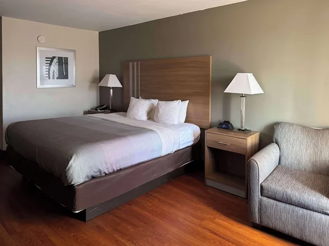 غرفة بسرير كينج لذوي الإعاقة، Quality Inn Lagrange East I-85 2/4