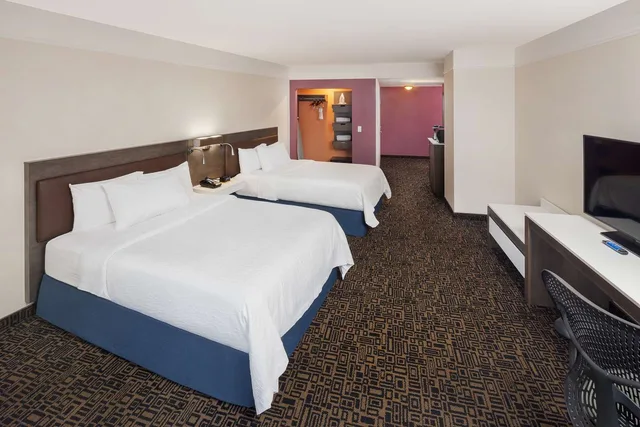 غرفة بسريرين كوين لذوي الإعاقة، Hilton Garden Inn Montreal Centre-ville 1/4