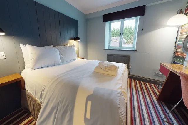 غرفة قياسية بسرير مزدوج، Village Hotel Manchester Cheadle 2/9