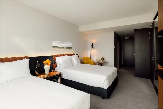 غرفة بريميوم بسريرين مزدوجين، Crowne Plaza Adelaide Mawson Lakes 1/6