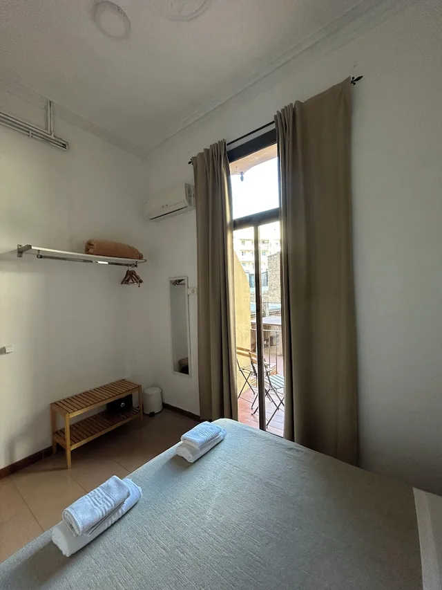غرفة بسرير مزدوج أو سريرين منفصلين بحمام مشترك، Hostal Delfos 2/10
