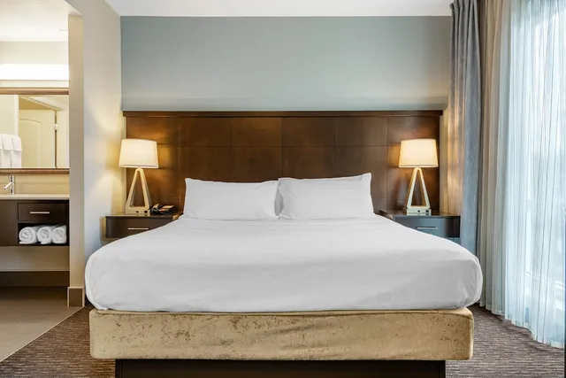 جناح استوديو بسرير كوين بمطبخ، Staybridge Suites St. Petersburg FL 3/5