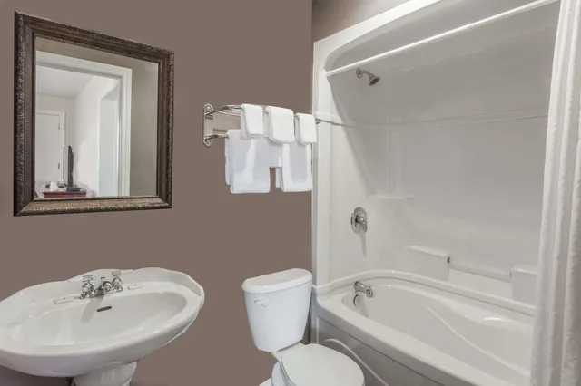 جناح بسرير كوين بجاكوزي، Super 8 By Wyndham Kirkland Lake 3/6