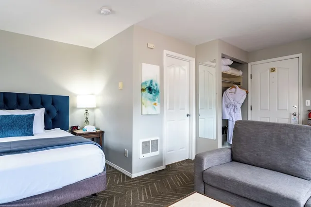 Spa, Suite, King Bed, Sofa، Inn at the Prom 5/6