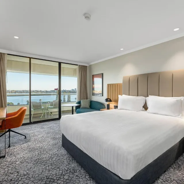 غرفة بريميوم بسرير كينج وسرير كوين بإطلالة على النهر بشرفة، Crowne Plaza Perth 4/10