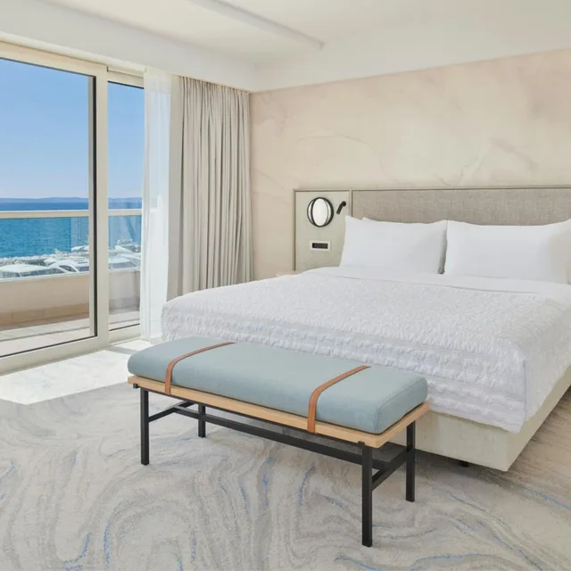 غرفة بريميوم بسرير كينج بإطلالة على البحر، Le Meridien Lav 1/2