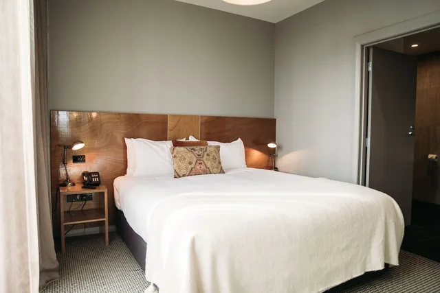 جناح بسرير كينج وسريرين منفصلين، King and Queen Hotel Suites 1/3