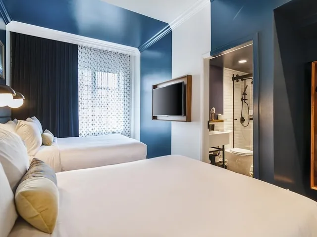 غرفة كلاسيكية بسريرين مزدوجين بإطلالة على المدينة، Hotel Belmont Vancouver - MGallery Collection 2/4
