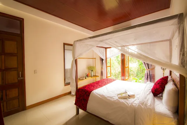 جناح عائلي بسرير كوين وسريرين منفصلين بإطلالة على المسبح بغرفتي نوم، Phong Nha Lake House 4/10