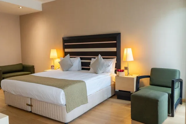 جناح جونيور، Sundance Hotel Istanbul 2/10