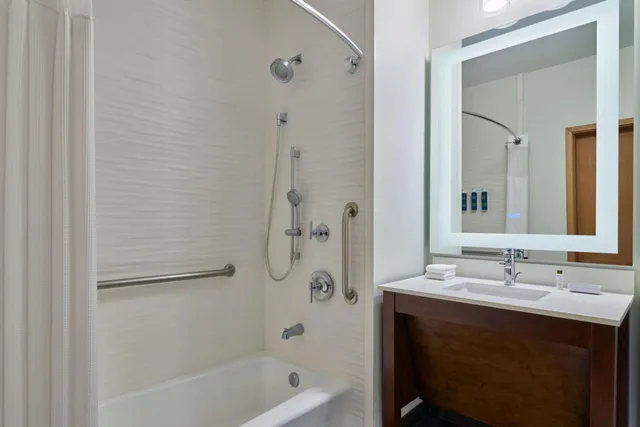 غرفة كبيرة بسريرين كوين، FOUR POINTS BY SHERATON HOUSTON INTERCONTINENTAL AIRPORT 5/8
