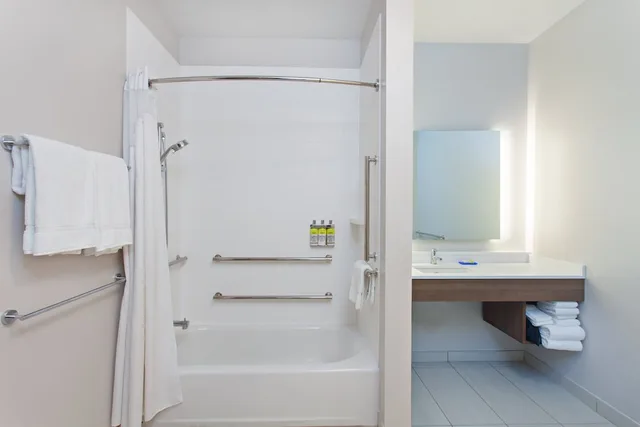 غرفة قياسية بسريرين كوين لذوي الإعاقة، Holiday Inn Express Hotel And Suites Moses Lake 7/8