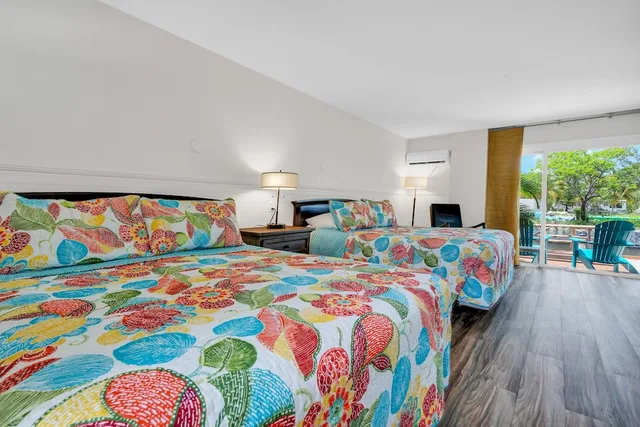 جناح استوديو عائلي بسريرين كوين بإطلالة على القناة بمطبخ، Coconut Cay Resort &amp; Marina 4/10