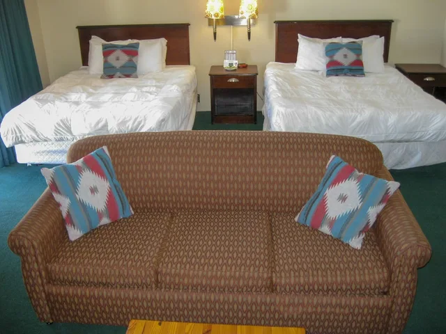 Family Suite, Spruce, 2 Queen Beds, Sofa, Balcony، Cedar Hill Lodge 1/2