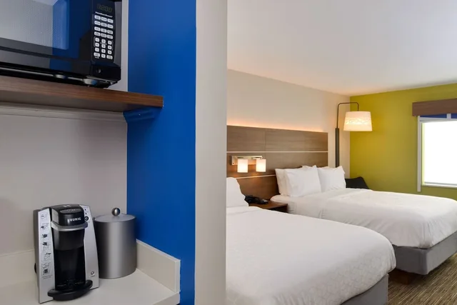 Suite, 2 Queen Beds, Living Area, Holiday Inn Express And Suites Ottumwa 5/6