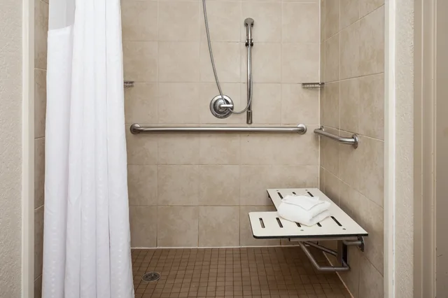 غرفة قياسية بسرير كينج لذوي الإعاقة، Holiday Inn San Antonio Seaworld, an IHG Hotel 5/6