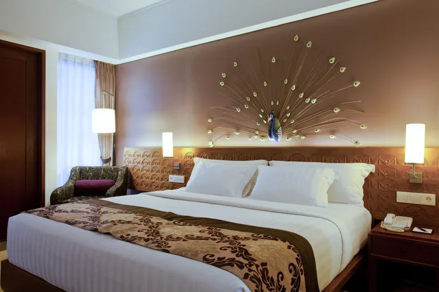 غرفة ديلوكس بسريرين منفصلين بإطلالة على المسبح، Sun Island Hotel and Spa Kuta 3/5