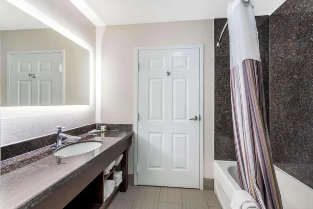 جناح ديلوكس عائلي بسرير كينج، La Quinta Inn & Suites by Wyndham Orange 1/5