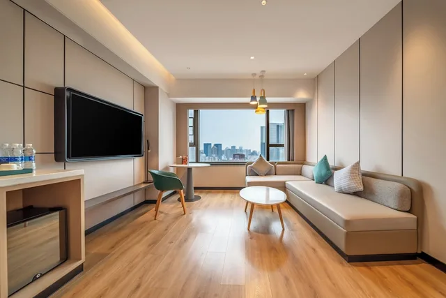 جناح بسرير كينج بغرفة نوم واحدة بمنطقة جلوس، Holiday Inn Shanghai Nanjing Road 3/5