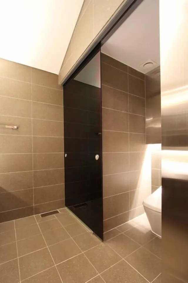 جناح بسرير كوين، Valentine Hotel 3/3