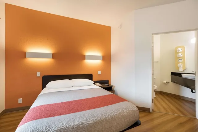 1 Full Bed Premium, Micfridge، Motel6 Orlando, FL - International Dr 3/9