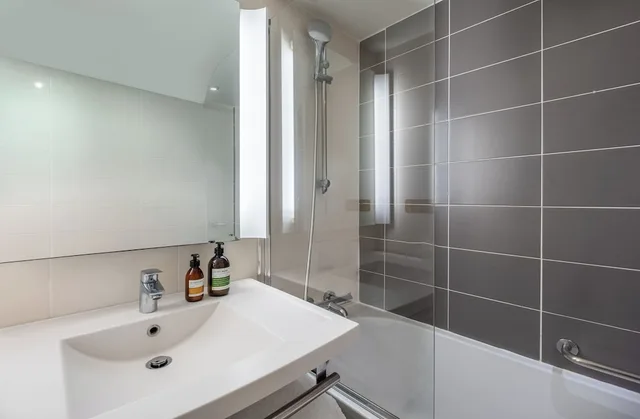 شقة بسرير كوين بشرفة بغرفة نوم واحدة مع أريكة، FirstName Toulouse Residence, part of JdV by Hyatt 5/6