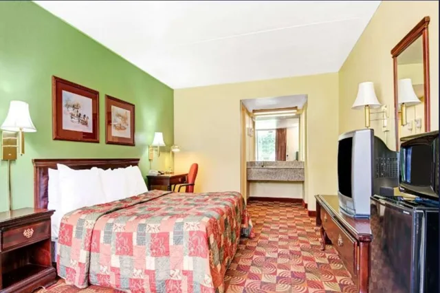 غرفة بسرير مزدوج، Super 8 by Wyndham Nashville Near Downtown / I-40 1/1