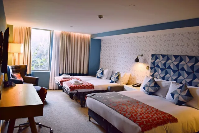 غرفة بسريرين منفصلين وسرير كينج وسرير كينج وسريرين منفصلين، Hilton Bournemouth 4/10