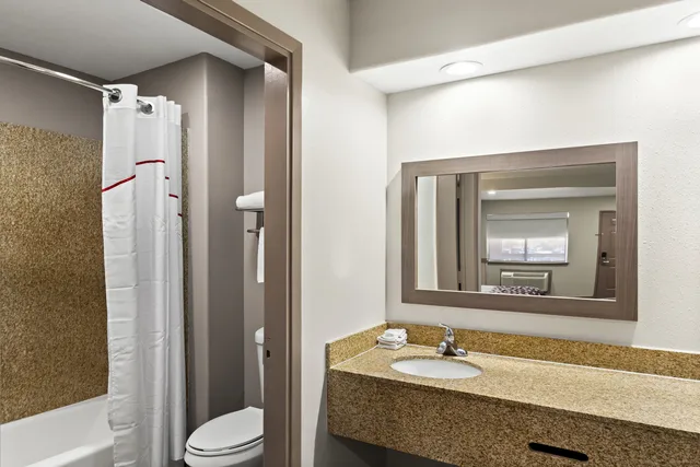 غرفة سوبيريور بسرير كينج بحوض جاكوزي، OYO Hotel Stafford TX I-69 North 3/3