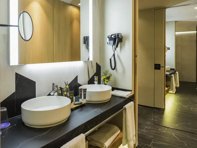 جناح جونيور بسرير كوين مع أريكة، Novotel Sevilla 2/3