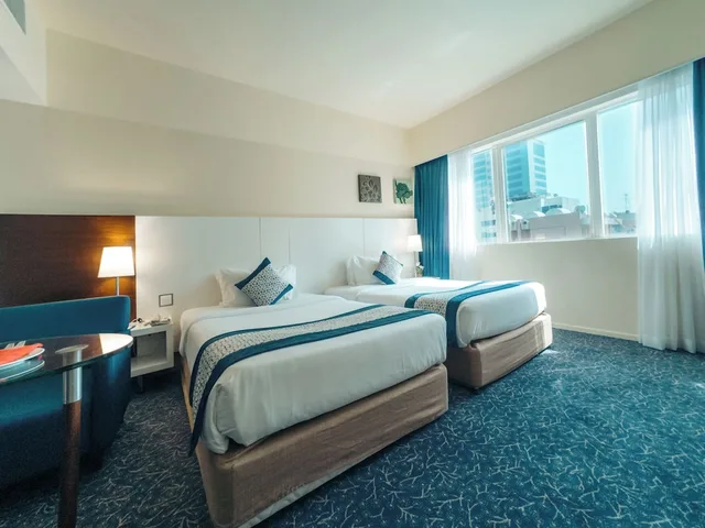 غرفة سوبيريور بسريرين منفصلين وسريرين كينج، Kingsgate Hotel Abu Dhabi By Millennium 1/6