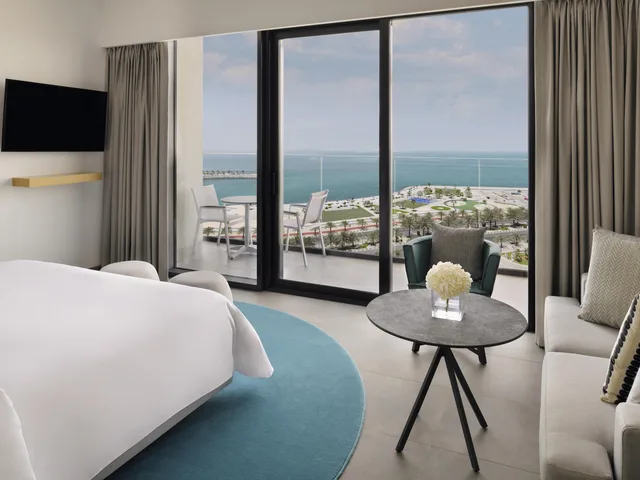 غرفة ديلوكس بسرير مزدوج بإطلالة على البحر، Movenpick Resort Al Marjan Island 2/9