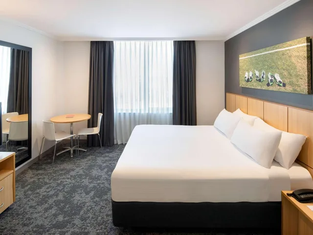 غرفة قياسية بسرير كينج وسرير كوين، Mercure Sydney Bankstown 4/10
