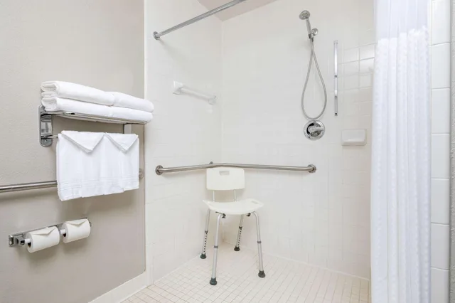 غرفة بسرير كوين لذوي الإعاقة، Microtel Inn Suites By Wyndham Atlanta Buckhead Area 2/2