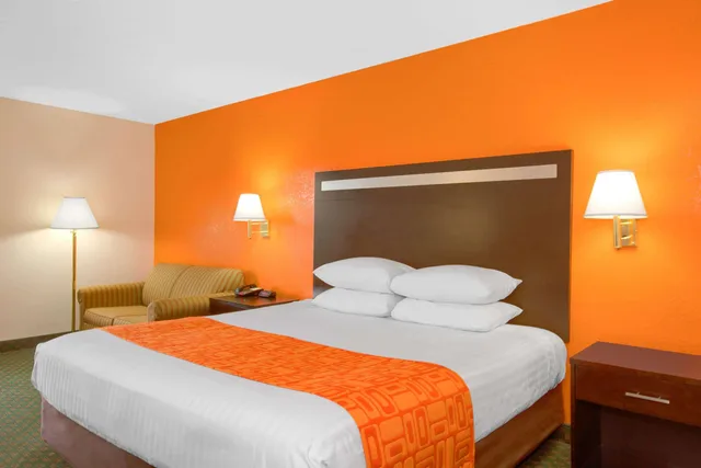 Room, King Bed, Howard Johnson By Wyndham Beckley 2/2