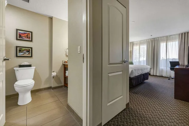 Upgrade, King Bed، Comfort Inn and Suites Logan Near University 3/4