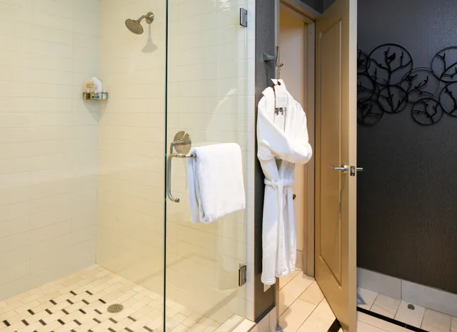 غرفة تنفيذية بسريرين كينج مع أريكة بحوض استحمام، The Tennessean Personal Luxury Hotel 2/2