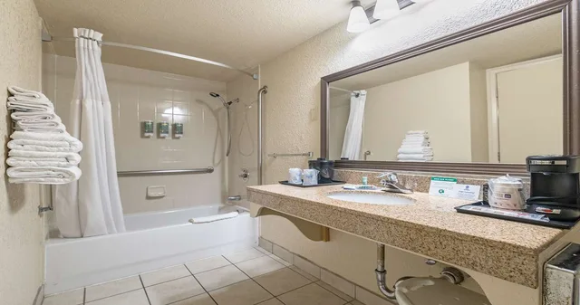 غرفة بسرير كينج بحوض استحمام لذوي الإعاقة، Best Western Roseville Inn 3/5
