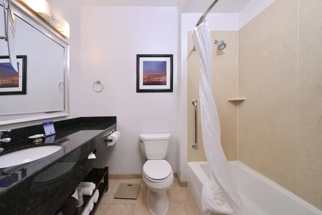 غرفة قياسية بسريرين مزدوجين، Best Western Plus Hotel at the Convention Center 7/9