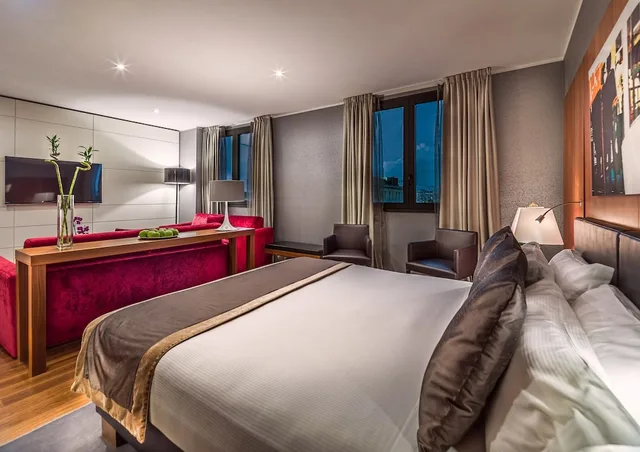 جناح بسرير كينج مع أريكة، H10 Roma Citta 3/5