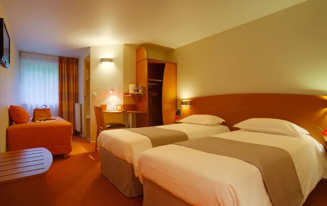 غرفة قياسية بسرير مزدوج وسرير فردي، Hotel Kyriad Rennes Nord 2/10