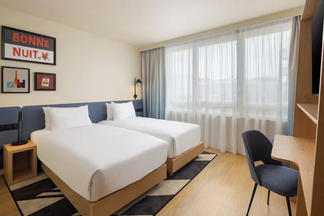 غرفة بسريرين منفصلين مع أريكة، Hampton by Hilton Paris Saint Ouen 2/2