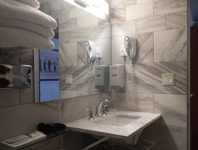 Room, 1 Single and 2 Queen Beds, Top Floor، Tyrolean Lodge 9/9