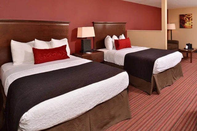 جناح بسريرين كوين مع أريكة، Best Western Woodland Inn 1/1