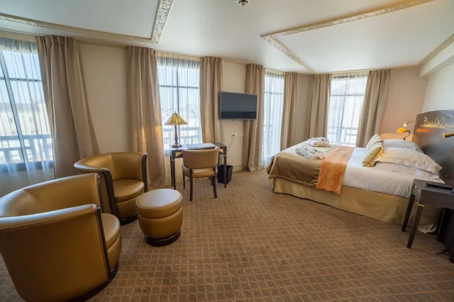 جناح جونيور بسريرين كوين، Hotel Jehan de Beauce 6/10