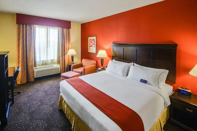 جناح بسرير كينج بمنطقة جلوس، Holiday Inn Express Hotel Suites Terrell 1/3